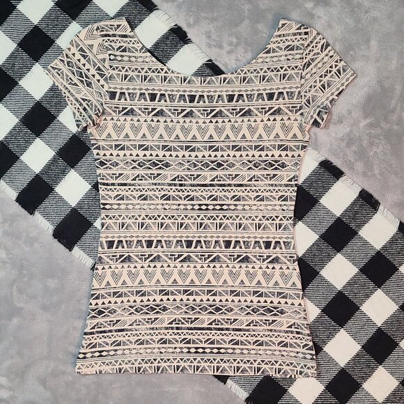 ❄️ M | Garage | Geometric Back V-Grid Cut Graphic Tee - Picture 1 of 5